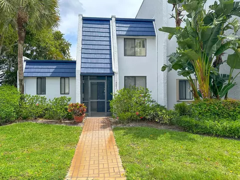4541 Luxemburg Ct, Greenacres, FL 33467