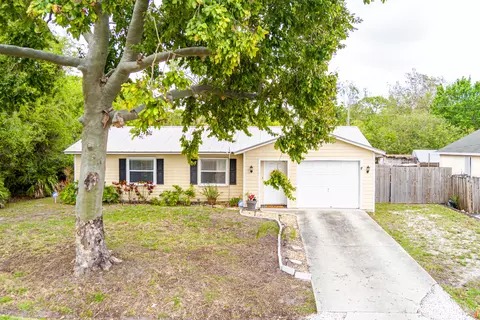 225 SW Crescent Ave, Port Saint Lucie, FL 34984
