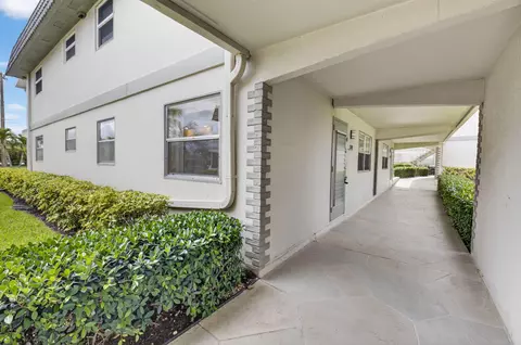 204 Flanders E, Delray Beach, FL 33484
