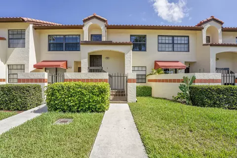 704 Freedom Ct, Deerfield Beach, FL 33442