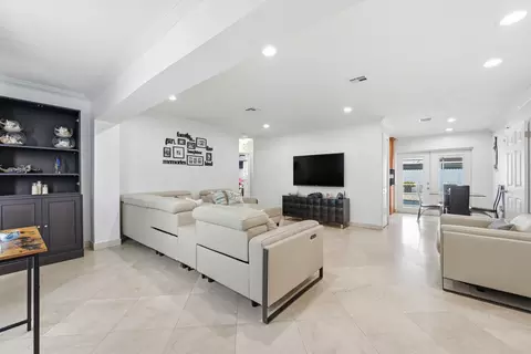 6271 Harding St, Hollywood, FL 33024