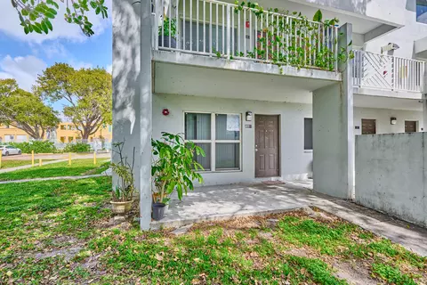 1990 NW 4th #1, Miami, FL 33136