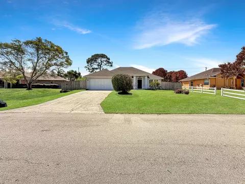 1526 SW Dycus Ave, Port Saint Lucie, FL 34953