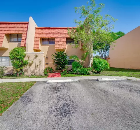 7 Ann Lee Ln, Tamarac, FL 33319