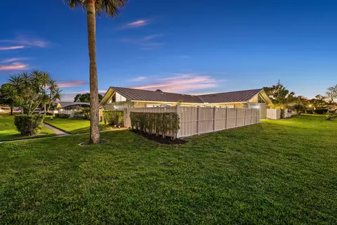 5537 Eagle Lake Dr, Palm Beach Gardens, FL 33418