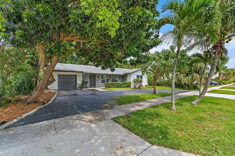425 Greenbriar Dr, Lake Park, FL 33403