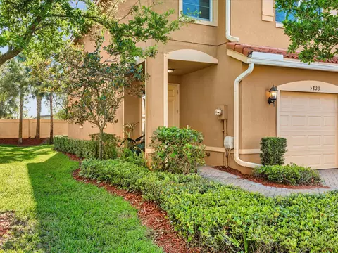 5823 Monterra Club Dr, Lake Worth, FL 33463