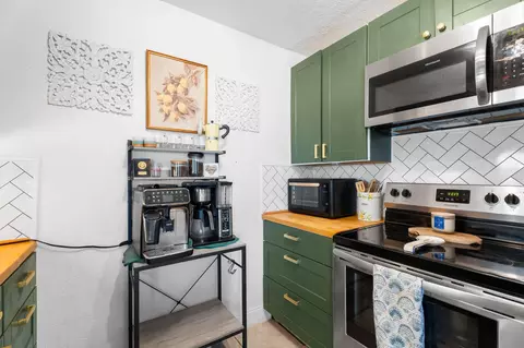 Kitchen - 1207 Sioux St, Jupiter, FL 33458 photo 4 of 4