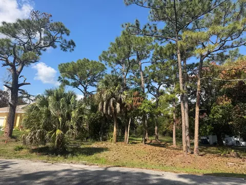 5866 SE Wesley Ave, Stuart, FL 34997