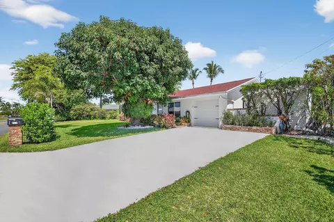 8416 Pine Tree Ln, West Palm Beach, FL 33406