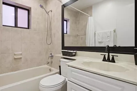 Bath - 5465 W 27th Ln, Hialeah, FL 33016 photo 2 of 2