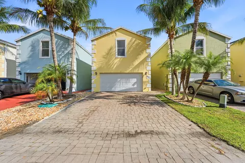 3221 Johns Pl, Palm Springs, FL 33461