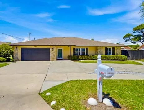 1207 Sea Pines Ln, Lantana, FL 33462