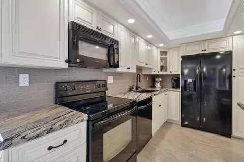 Kitchen - 1300 S Highway A1a #320, Jupiter, FL 33477 photo 4 of 5