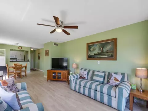 95 Spring Lake Dr #101, Vero Beach, FL 32962