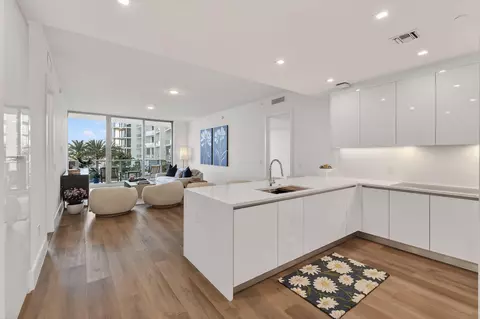 220 Lake Shore Dr #715, Lake Park, FL 33403