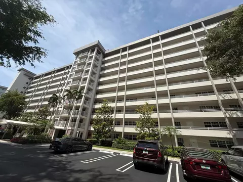 605 Oaks Dr #602, Pompano Beach, FL 33069