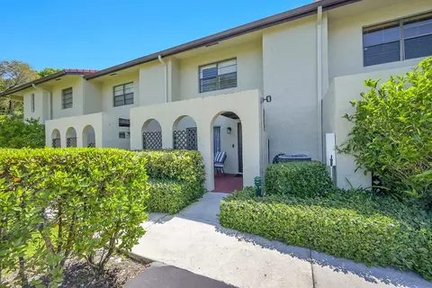 21207 Lago Cir, Boca Raton, FL 33433