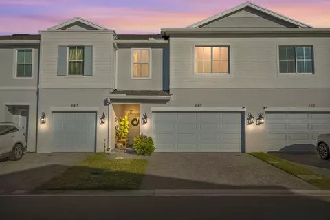 649 NE Waters Edge Ln, Port Saint Lucie, FL 34983