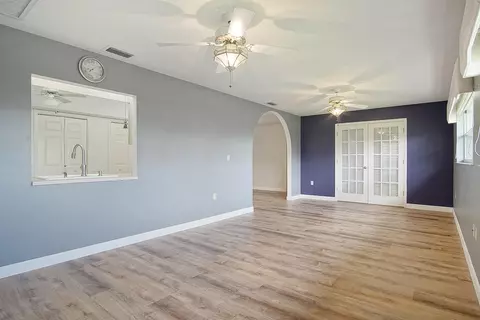 Living - 2321 SW 3rd Ct, Okeechobee, FL 34974 photo 5 of 10