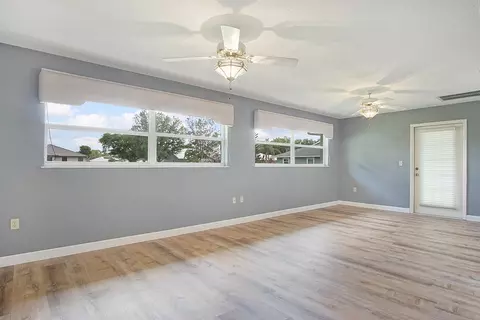 Living - 2321 SW 3rd Ct, Okeechobee, FL 34974 photo 3 of 10