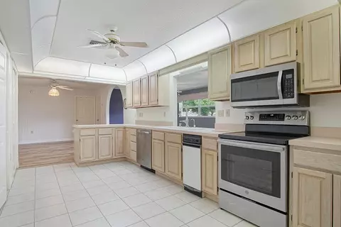 Kitchen - 2321 SW 3rd Ct, Okeechobee, FL 34974 photo 2 of 2