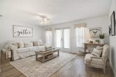 Living - 2321 SW 3rd Ct, Okeechobee, FL 34974 photo 9 of 10