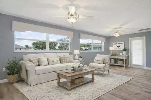 Living - 2321 SW 3rd Ct, Okeechobee, FL 34974 photo 4 of 10