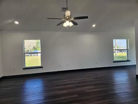 Living - 5101 SE 43rd Trce, Okeechobee, FL 34974 photo 2 of 3