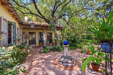 825 Alamanda St, Boca Raton, FL 33486