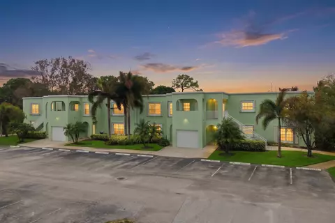 2074 SE Wild Meadow Cir, Port Saint Lucie, FL 34952