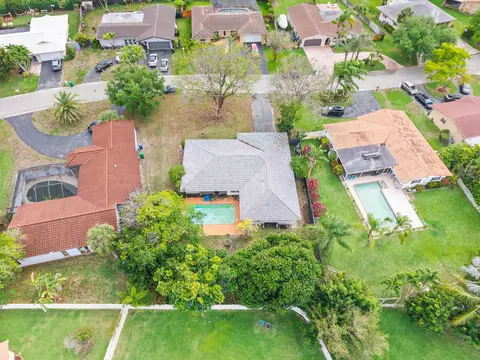 10601 NW 43rd Ct, Coral Springs, FL 33065