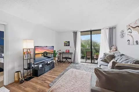 5570 NW 44th St #313A, Lauderhill, FL 33319