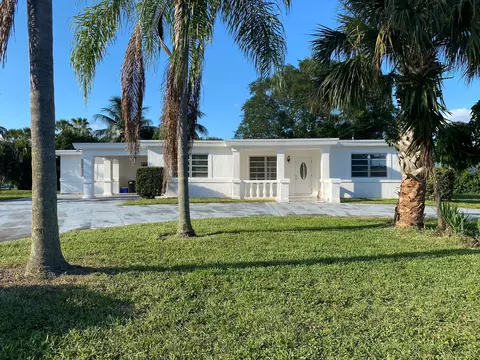 7500 W Lake Dr, Lake Clarke Shores, FL 33406
