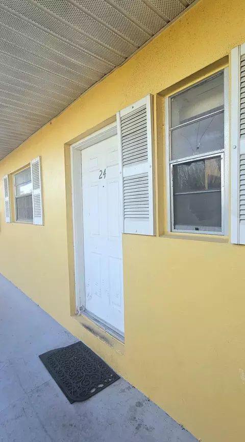 1505 Crescent Cir #B24, West Palm Beach, FL 33403