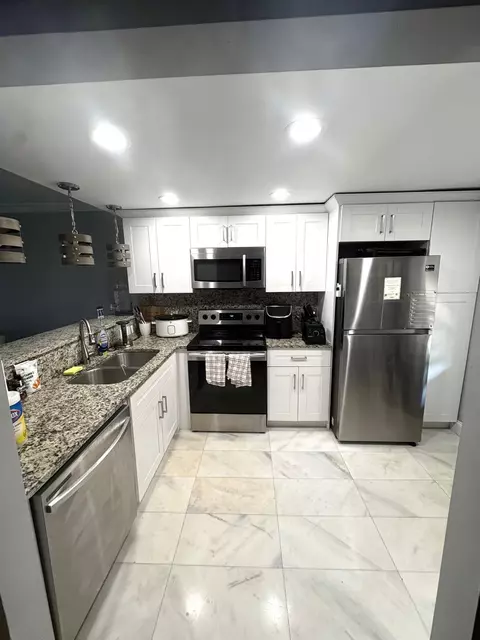 605 Oaks Dr #304, Pompano Beach, FL 33069