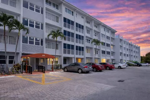215 SE 3rd Ave #306D, Hallandale Beach, FL 33009