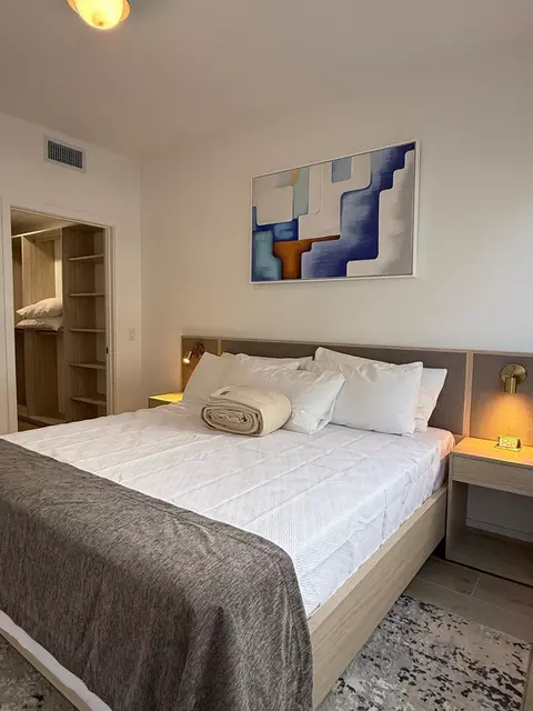 225 N Miami Ave #910, Miami, FL 33128