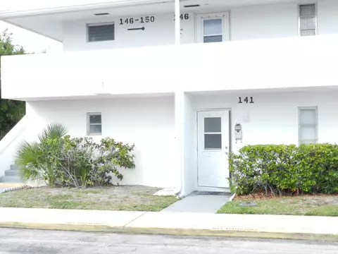 141 West Ct, Royal Palm Beach, FL 33411