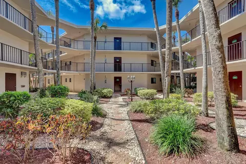 5100 Las Verdes Cir #215, Delray Beach, FL 33484