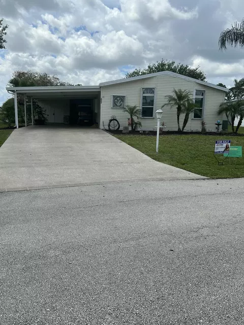 3042 5 Iron Dr, Port Saint Lucie, FL 34952