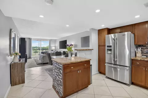 3001 W Rolling Hills Cir #501, Davie, FL 33328