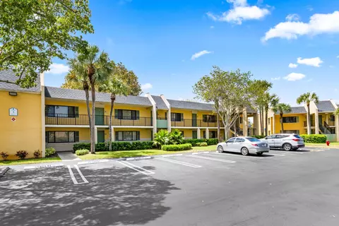 507 Meadows Cir, Boynton Beach, FL 33436