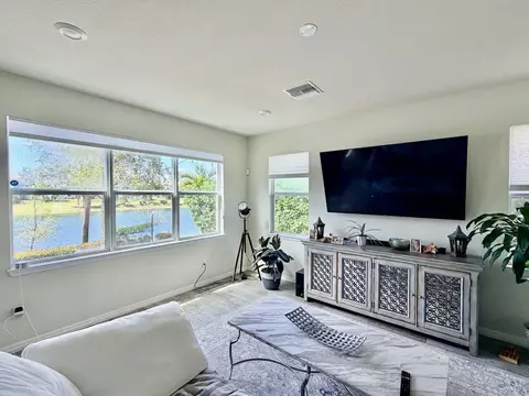 4924 Greenway Dr, Hollywood, FL 33021