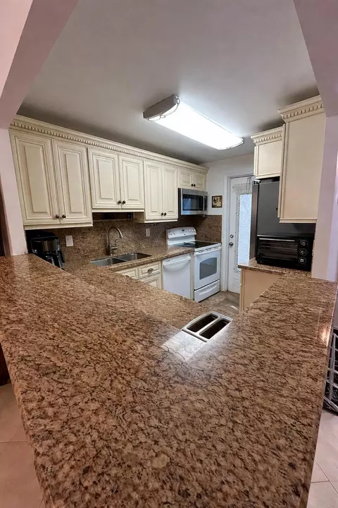 400 SE 10th St #202, Deerfield Beach, FL 33441