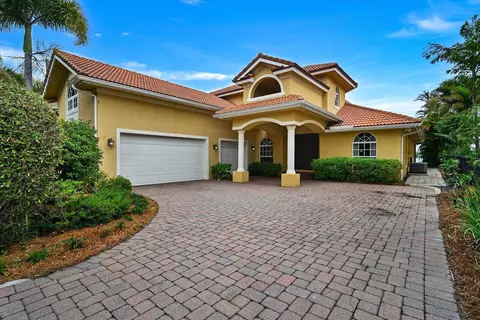 Exterior - 881 SE Saint Lucie Blvd, Stuart, FL 34996 photo 3 of 9
