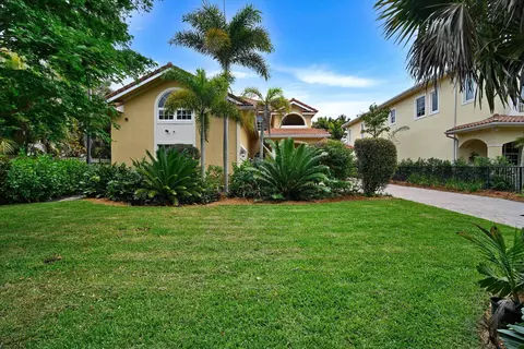 Exterior - 881 SE Saint Lucie Blvd, Stuart, FL 34996 photo 2 of 9