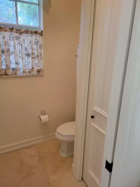 Bath - 881 SE Saint Lucie Blvd, Stuart, FL 34996 photo 8 of 9