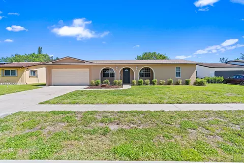 260 Lake Dr, Coconut Creek, FL 33066