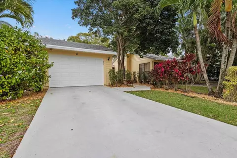 6691 S Pine Ct, West Palm Beach, FL 33418